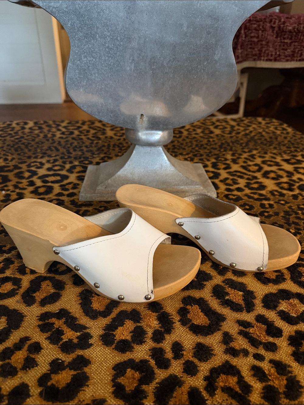 VINTAGE LEATHER CLOGS WHITE MADE IN ITALY SIZE 7- NO VISIBLE BRAND